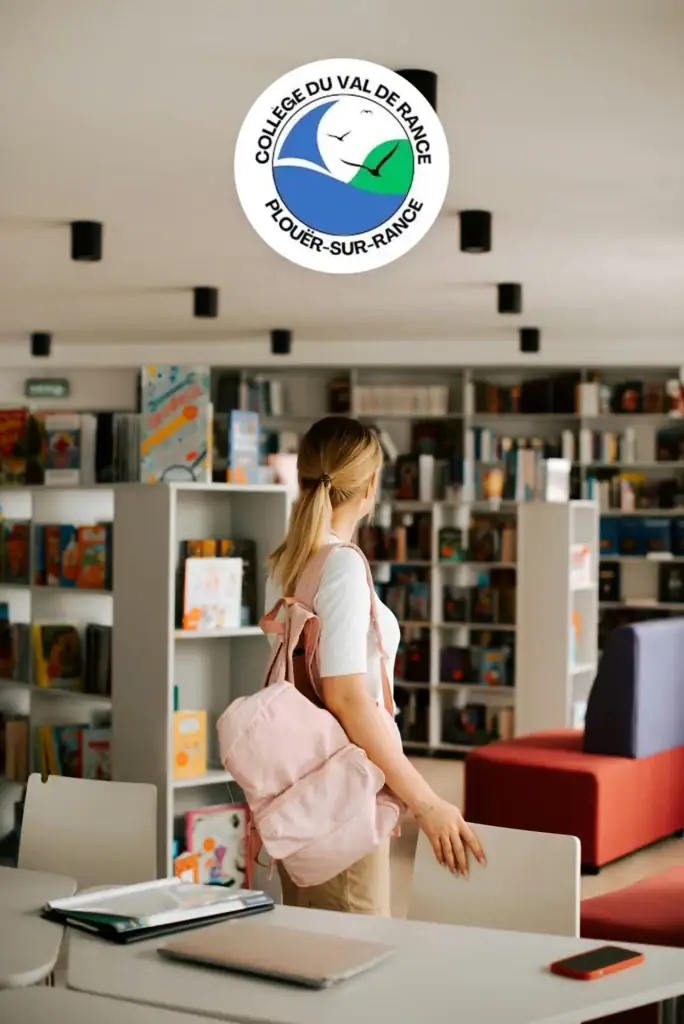 Un élève muni d'un sac à dos rose se tient debout dans une bibliothèque, face à des étagères remplies de livres. Au-dessus de lui est accrochée une pancarte ronde sur laquelle on peut lire : « Collège du Val de Rance, Plouer-sur-Rance, près de la sophrologie en EHPAD à Saint-Malo ».