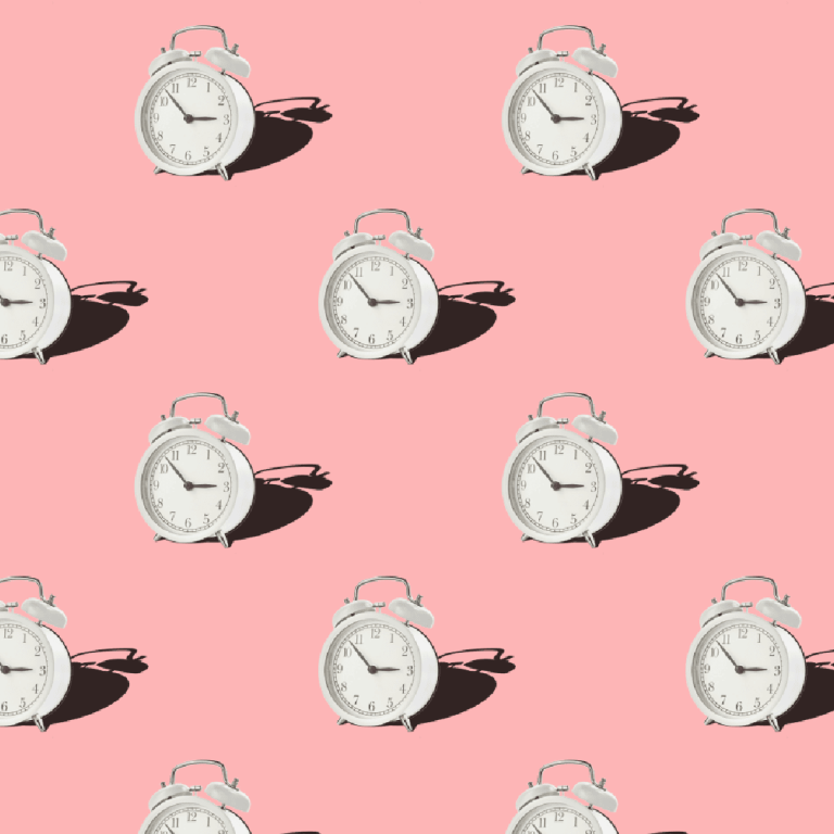 Motif représentant des réveils blancs vintage avec des ombres noires sur un fond rose pastel, disposés en rangées régulières, tous indiquant environ 4 h 59 — une esthétique rétro intemporelle.