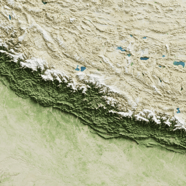 Vue satellite de l'Himalaya, dont les versants inférieurs sont verdoyants et les sommets enneigés, bordant au nord un plateau beige et au sud des plaines. Des lacs bleus parsèment le plateau nord, rehaussant le caractère spectaculaire de cette chaîne de montagnes.